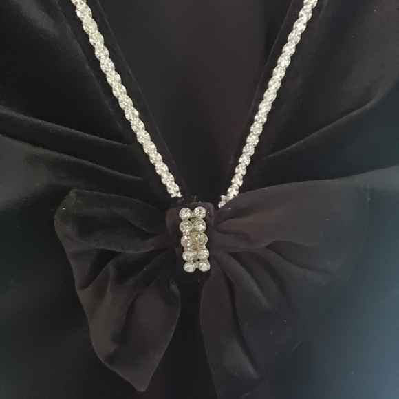 Black soft velvet dress open "V" back Bow w/rienstone accent on back sz S/M - Picture 2 of 9